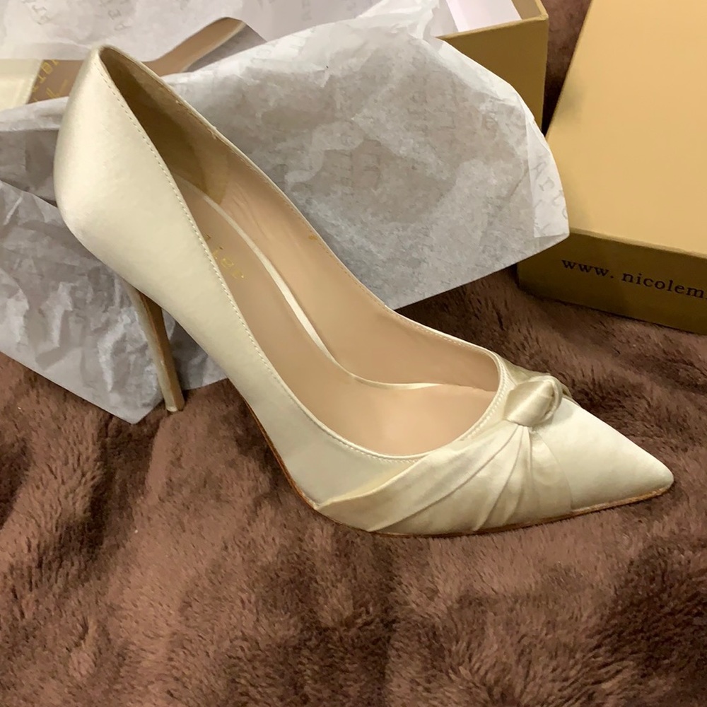 Artelier Nicole Miller “Jeffrey” Ivory Satin Heels Brand New 8.5